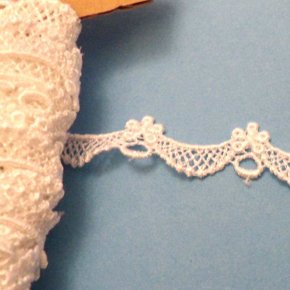 9.5 Metres of Ivory Fine Guipure lace with Daisy and Wave Design 17mm wide loose in a bag Clearance