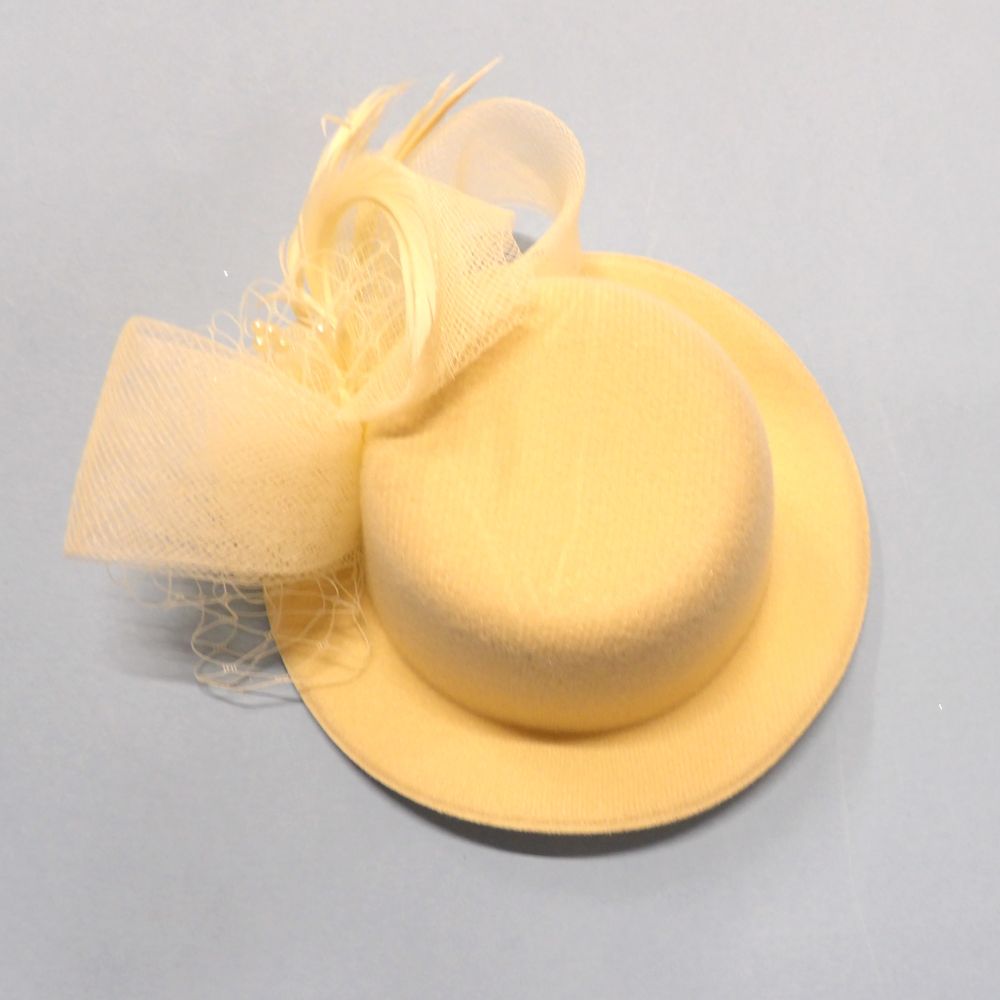 Cream Small Hat Shape Fascinator With Two Clips A Bow With Beads And Feathers Clearance