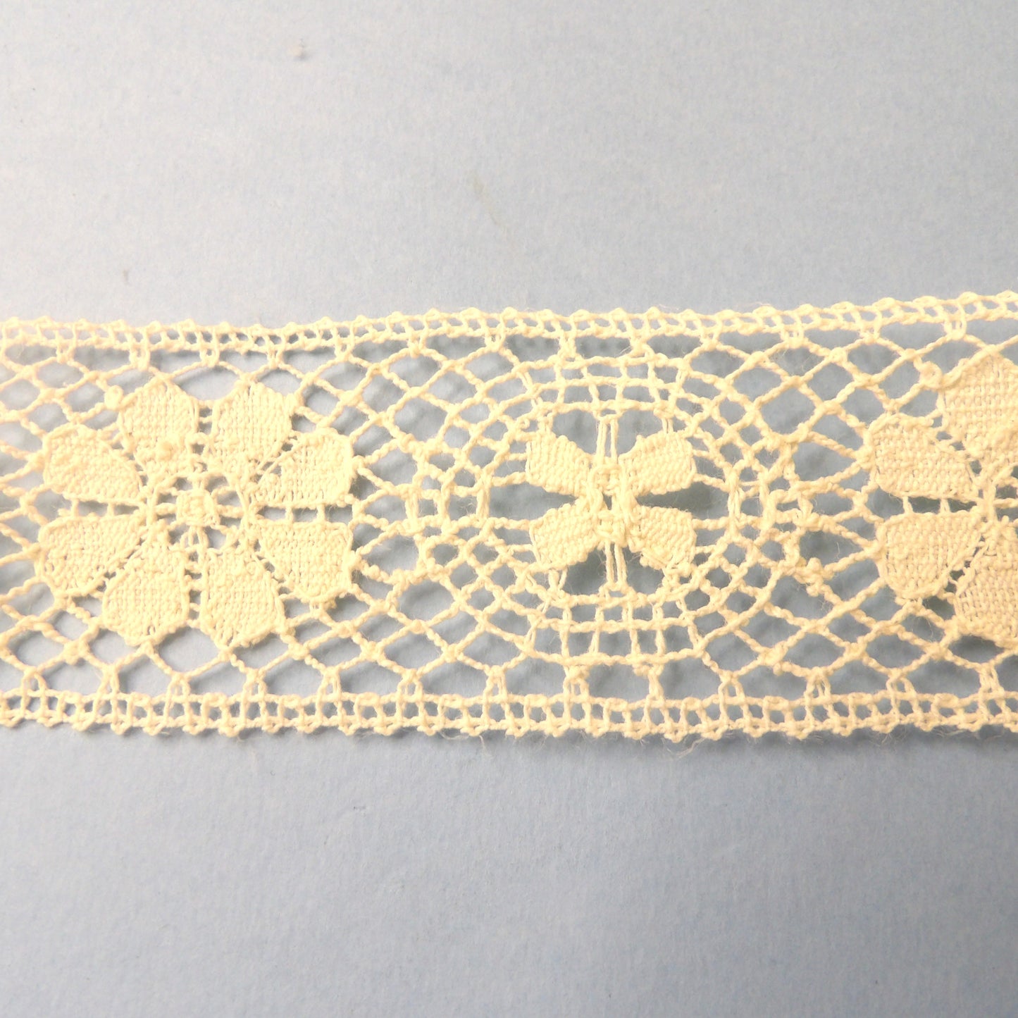 10 Metres Of Ivory Cotton Type Lace With Flower Design And Straight Edges 45mm Loose In A Bag Clearance