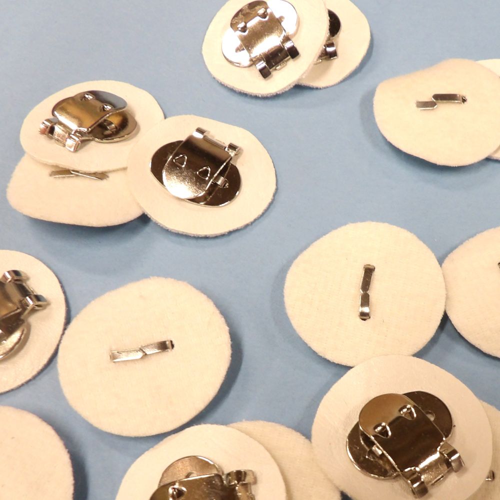 20 Silver Colour Metal Badge Clips Size 18mm On 30mm White Soft Brushed Fabric Circles To Sew On Clearance