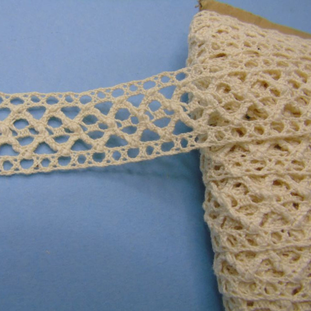 10 metres of cream cotton lace with straight edges 30mm wide clearance