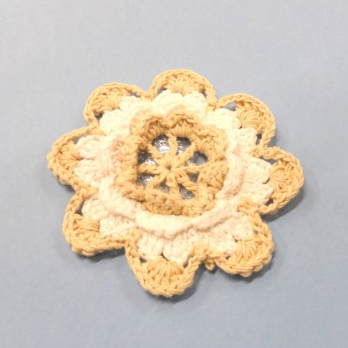 5 Cotton Type Flower Design Iron On Motifs Cream and White Size 10cm clearance