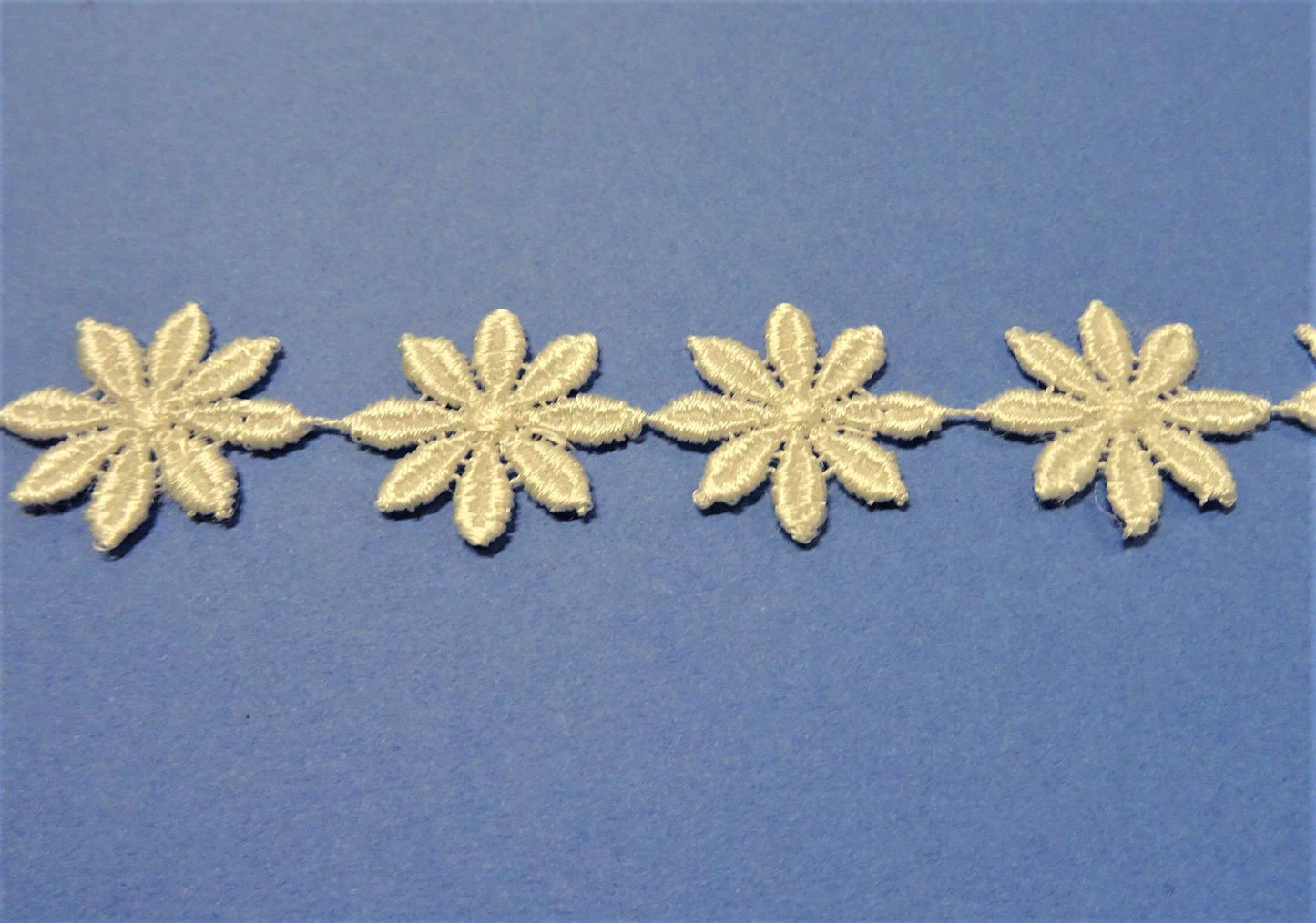 54 Metres Of White Guipure Lace 25mm Daisy Design Clearance