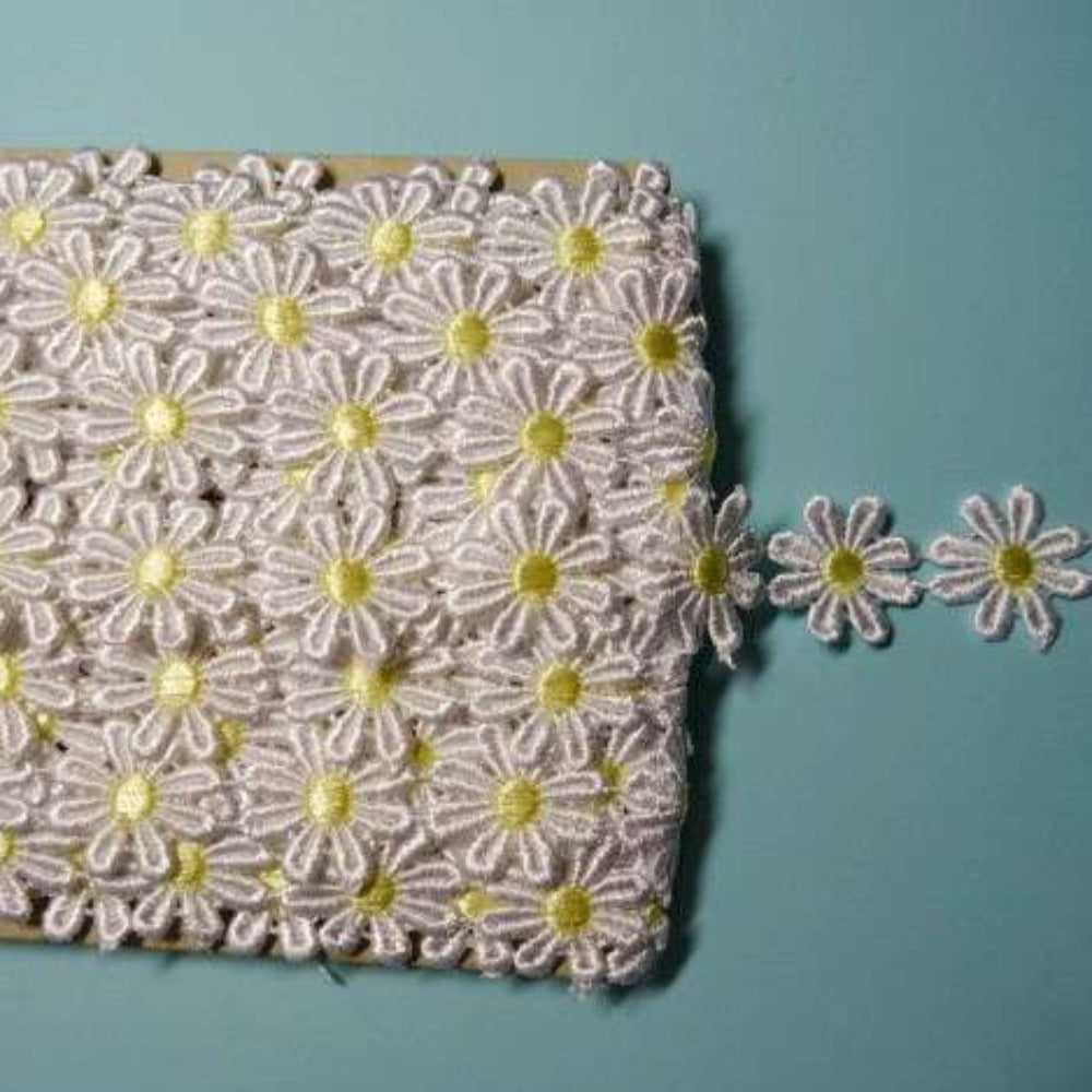 27.4 mt of Guipure lace daisy 25mm White with Yellow centre