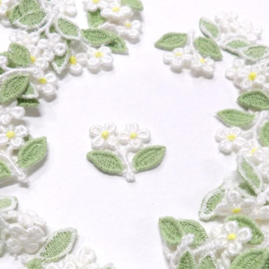 100 small sew on white daisy flower design motifs with green leaves size 20mm x 22mm clearance