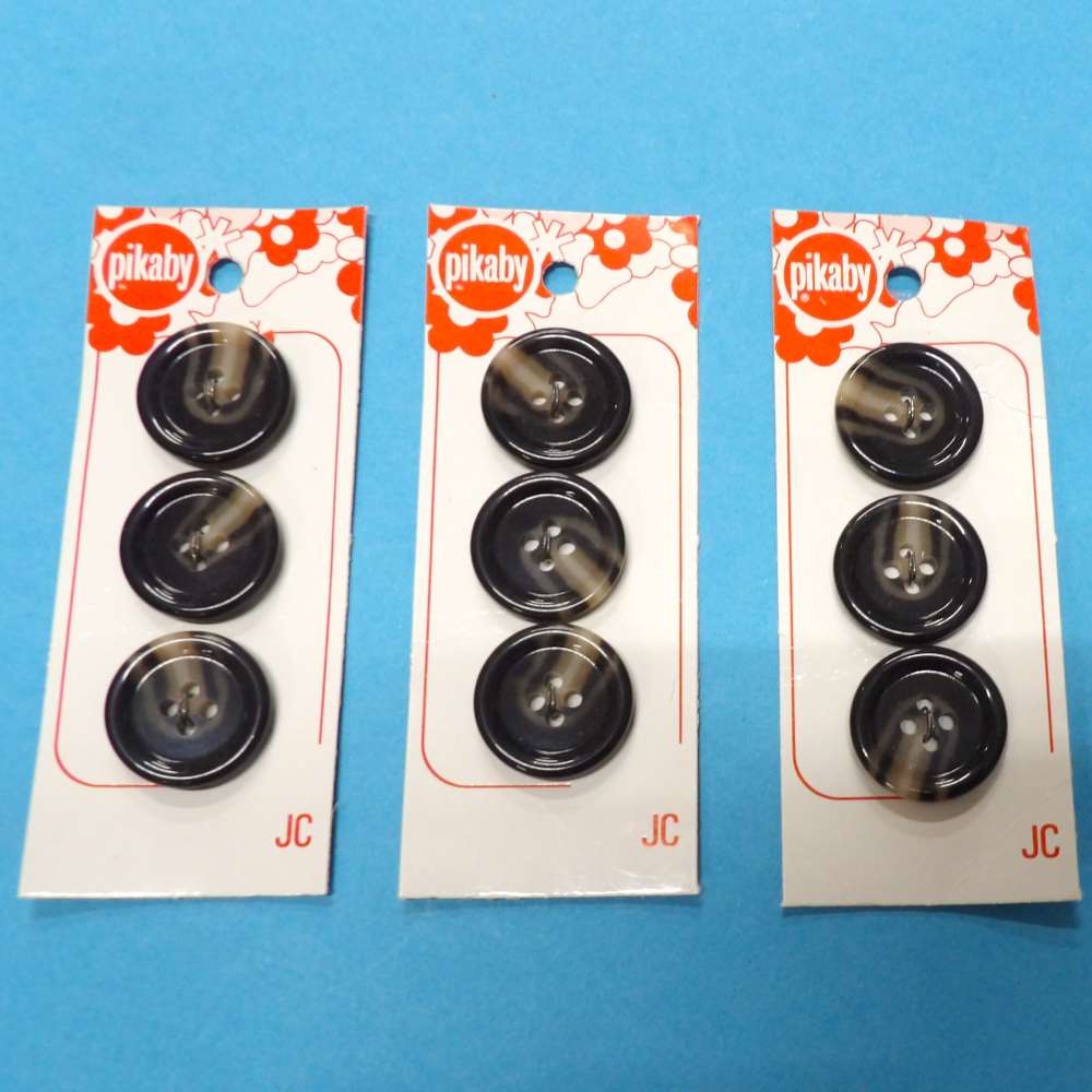 10 cards of black / fawn 4 hole buttons with 3 on each card 21mm clearance Pikaby Brand Vintage