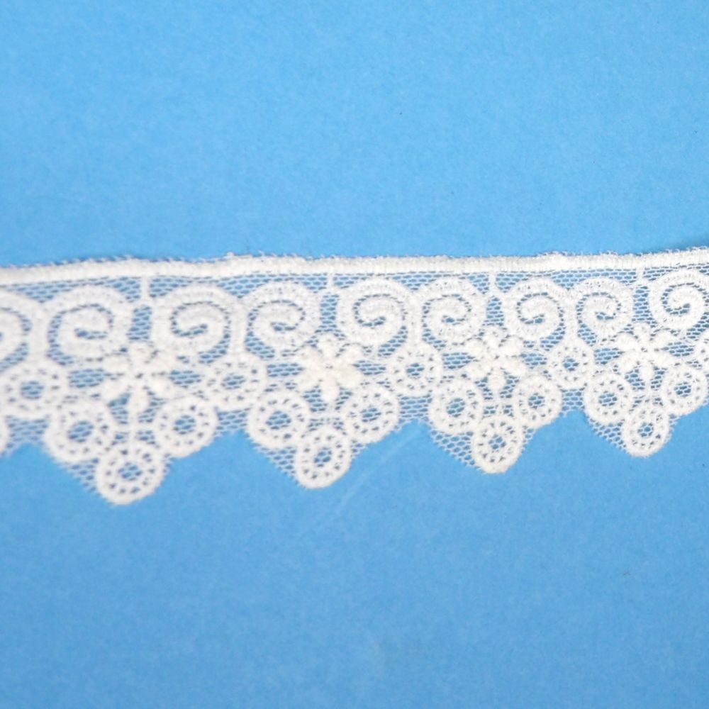 13.7 Metres Of Cream Coloured Lace With Intricate Design 32mm Wide Clearance