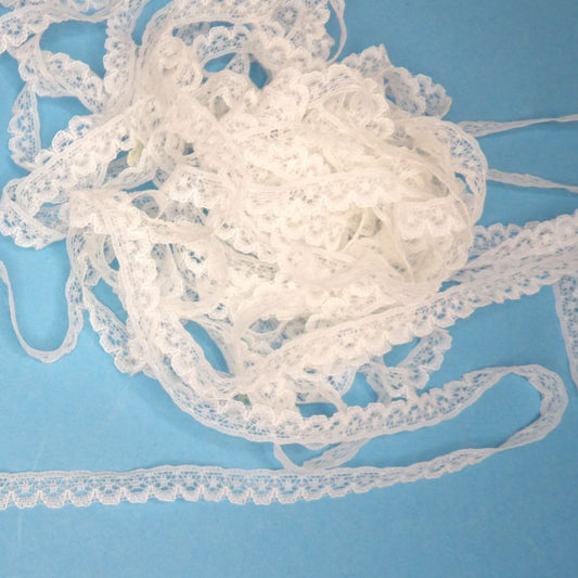 20 metres of narrow white lace 10mm wide loose in a bag clearance