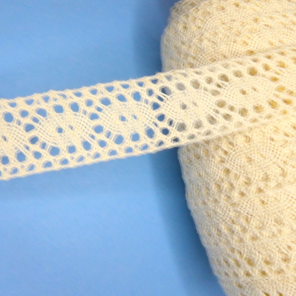 10 metres of cream cotton lace with straight edges 30mm wide clearance loose in a bag
