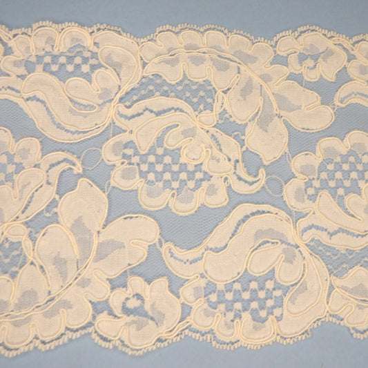 4 Metres of White Floral Design Corded Wedding Type Lace 13cm / 5 inch wide clearance
