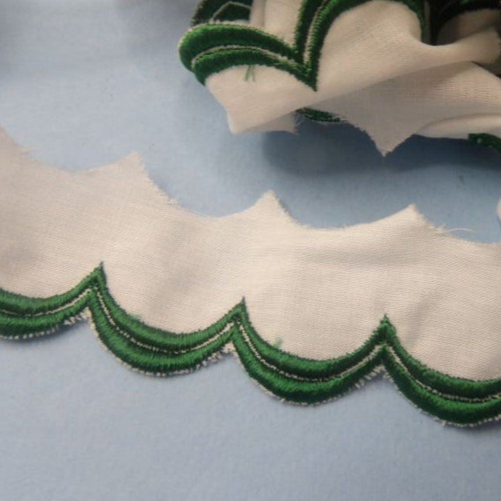8.5 Metres Of White Broderie Anglaise  With Dark Emerald Embroidered Edge 38mm Wide clearance loose in a bag