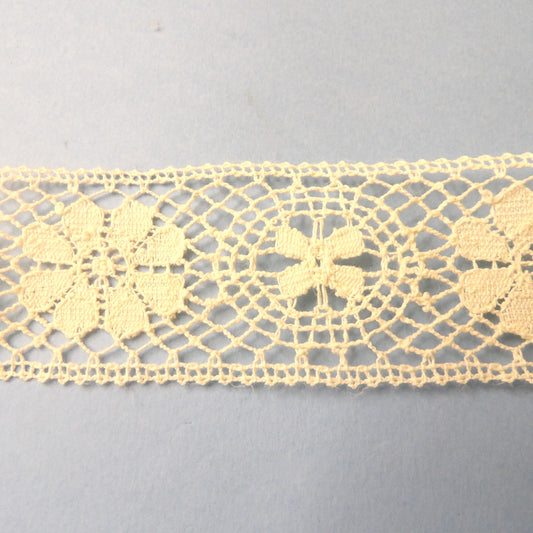 10 Metres Of Ivory Cotton Type Lace With Flower Design And Straight Edges 45mm Loose In A Bag Clearance