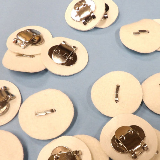 20 Silver Colour Metal Badge Clips Size 18mm On 30mm White Soft Brushed Fabric Circles To Sew On Clearance