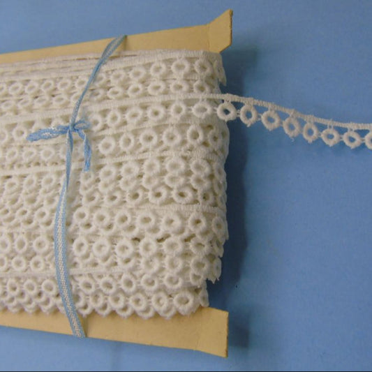44 Metres Of White Guipure Type Lace Circles Design 10mm Wide Made In Austria Clearance