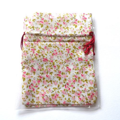 3 draw string fabric gift bags Floral design size 18cm x 13cm