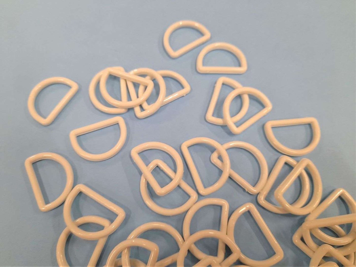 50 white plastic D RINGS size 20mm clearance