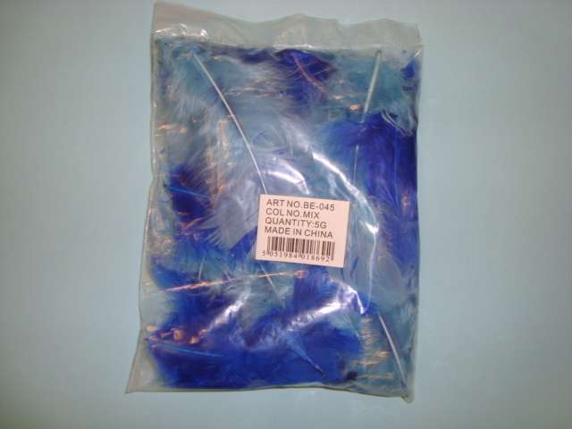 Bag of approximately 50 small feathers 8cm approximately BE45