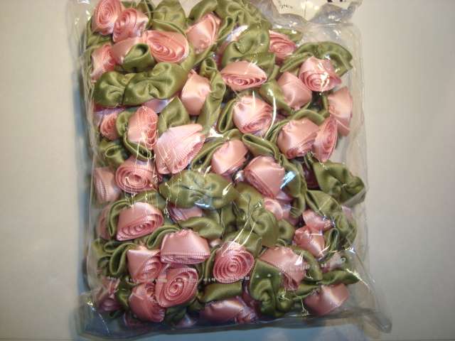 100 large ribbon roses with green leaf size 17mm