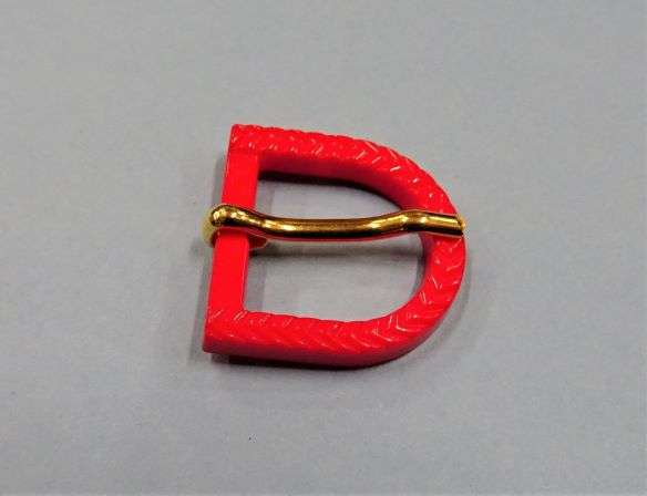 10 red coloured D shape plastic buckles with gold prong and pattern 27mm clearance
