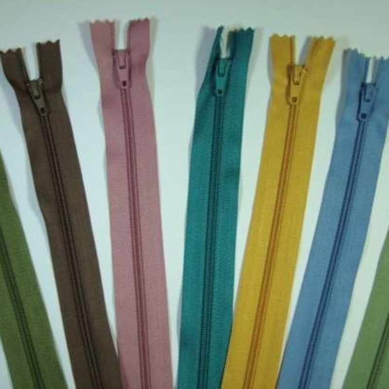 10 closed end zips 56cm 22 inch choice of colour