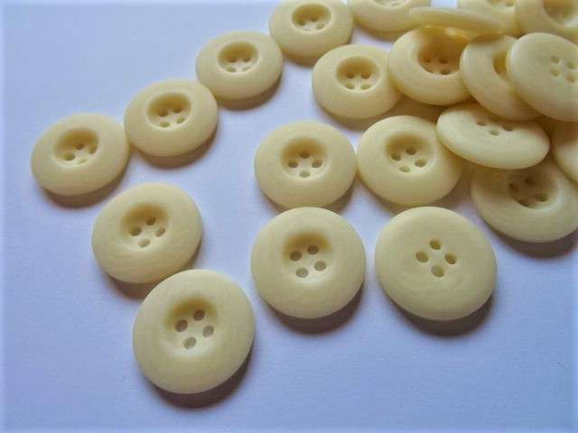 50 Cream 4 hole buttons 23mm clearance