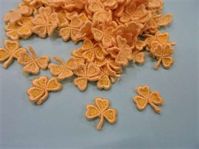 120 small clover leaf sew on motifs light orange edge 20mm clearance