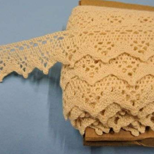 20 metres of Cream cotton type lace 25mm wide spiked edge design clearance