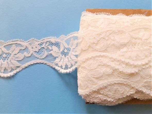 20 metres of ivory flower design lace 40mm clearance