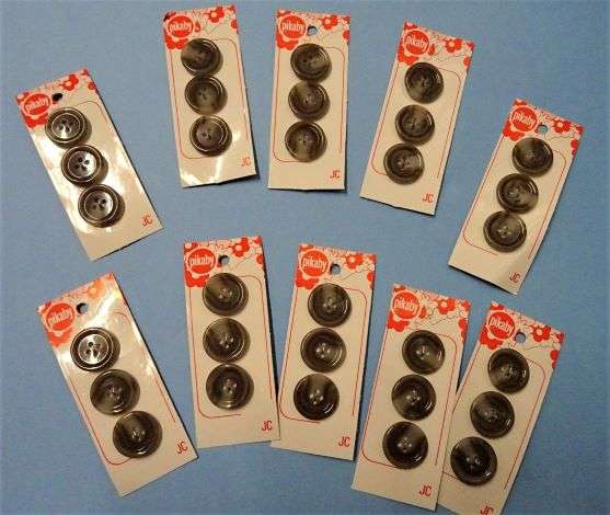 10 cards of dark fawn / light grey 4 hole buttons 3 on each card 21mm clearance Pikaby Brand Vintage